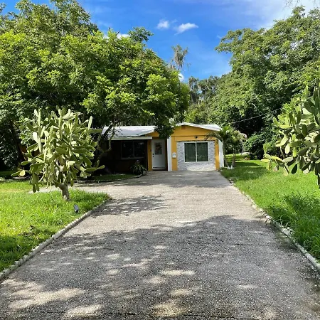 Cozy Holiday Home Near All Things Tampa Bay!